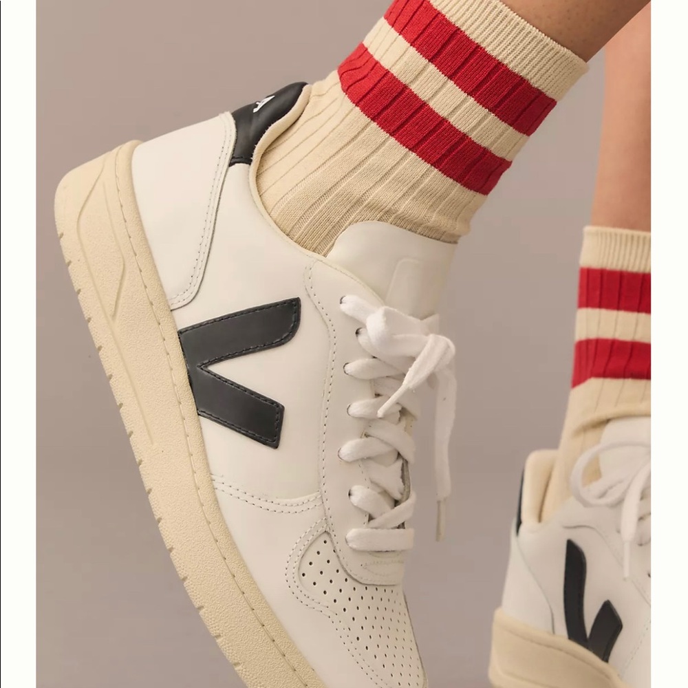 Veja V-10 Sneakers size 37 (US 6, fits like a 7)